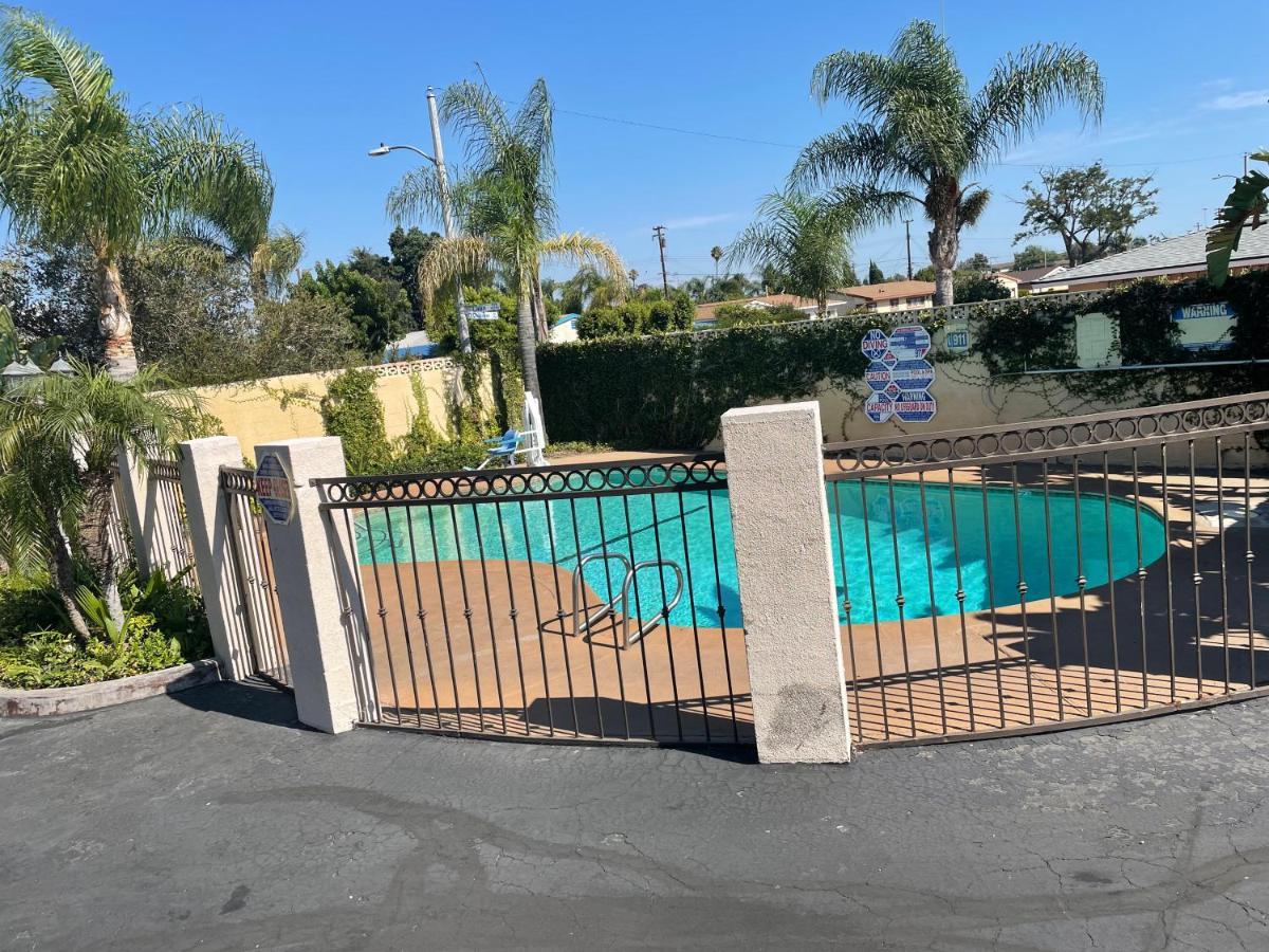 Legacy Inn & Suites Anaheim Esterno foto