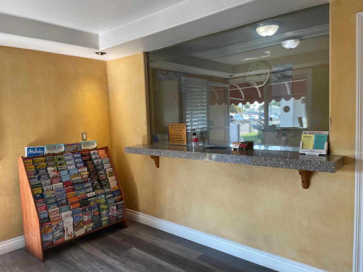 Legacy Inn & Suites Anaheim Esterno foto