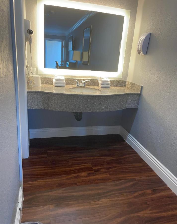 Legacy Inn & Suites Anaheim Esterno foto