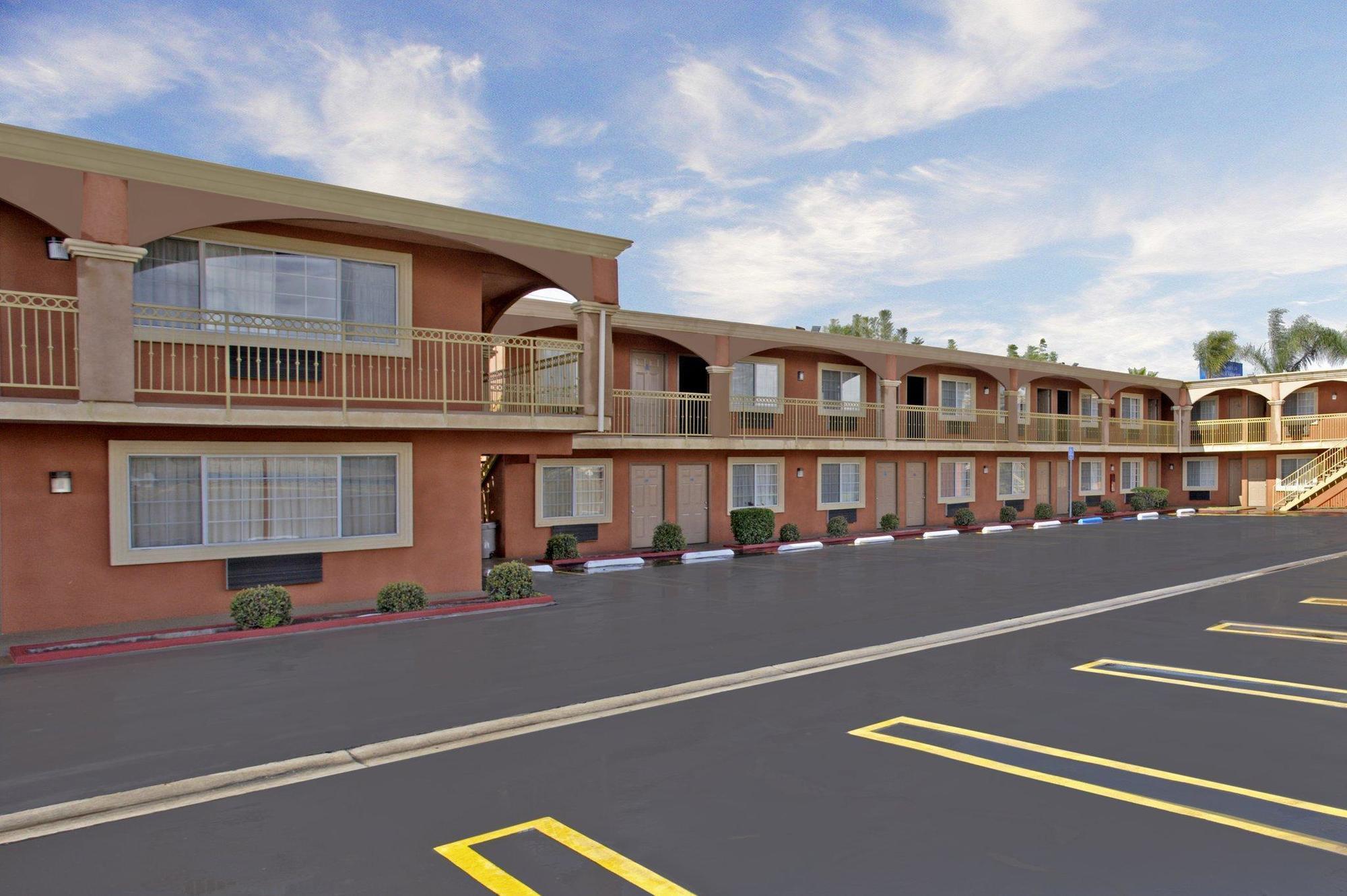 Legacy Inn & Suites Anaheim Esterno foto